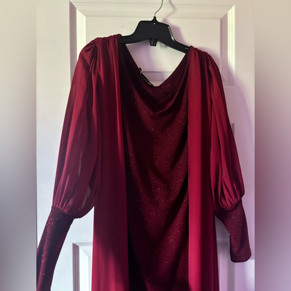 Red long party dress, with long sleeves❤️